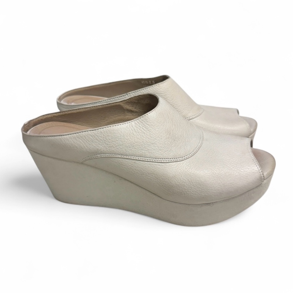 Chocolat Blu Women's Cream Wedge Mules Size 7.5